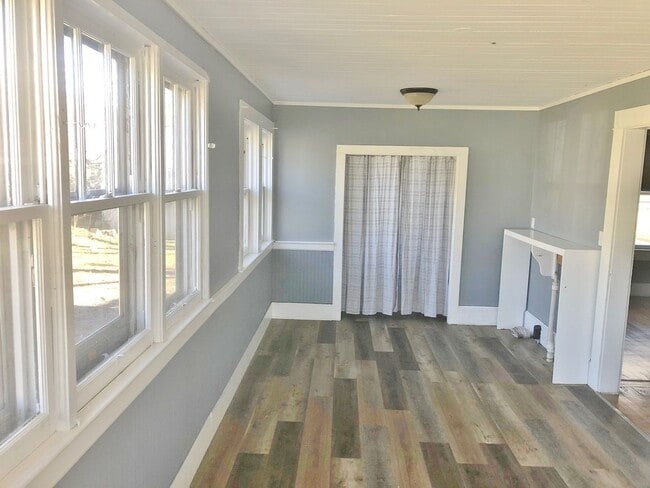 Building Photo - 3 Bedrooms 1 Bath