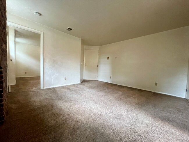 Building Photo - Charming One Bedroom in Oakland! Ample Nat...