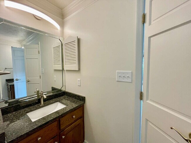 Building Photo - Spacious 6-Bedroom Gem In Fayetteville!