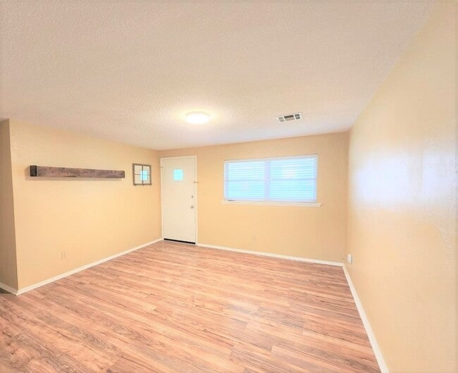 Building Photo - 3 Bed 1 Bath 1 Car in Bethany, OK PC Schools