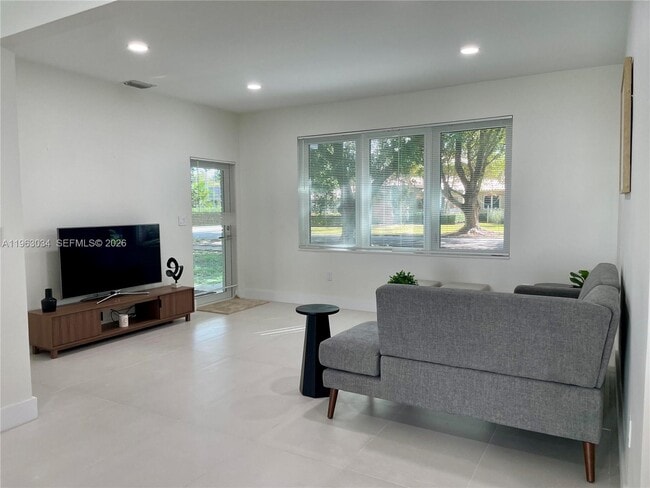 Building Photo - 5352 Orduna Dr