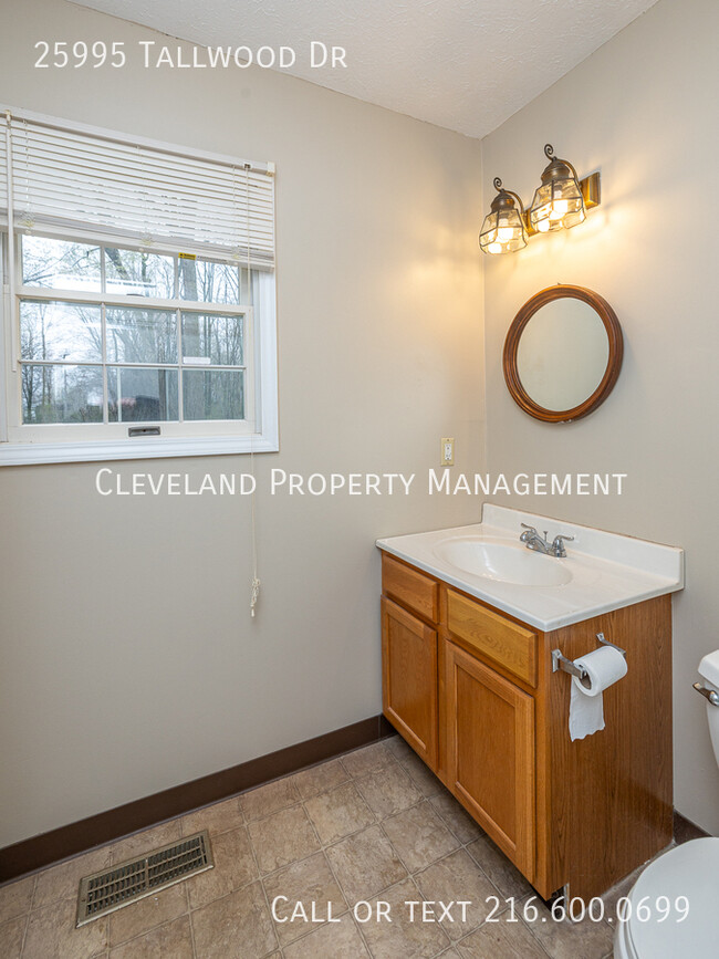 Building Photo - 25995 Tallwood Dr
