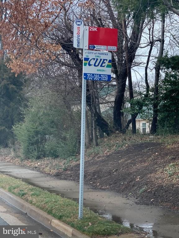 Building Photo - 3945 Lyndhurst Dr