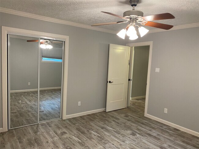 Building Photo - 9614 Greenwillow Dr