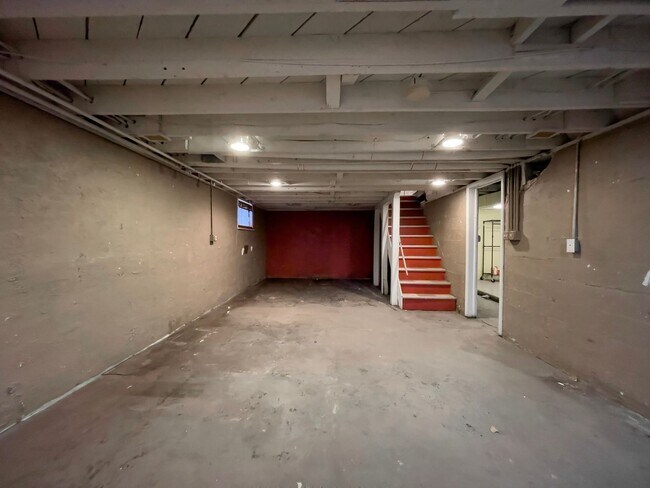 Building Photo - PRELEASING for AUGUST! Close to Campus