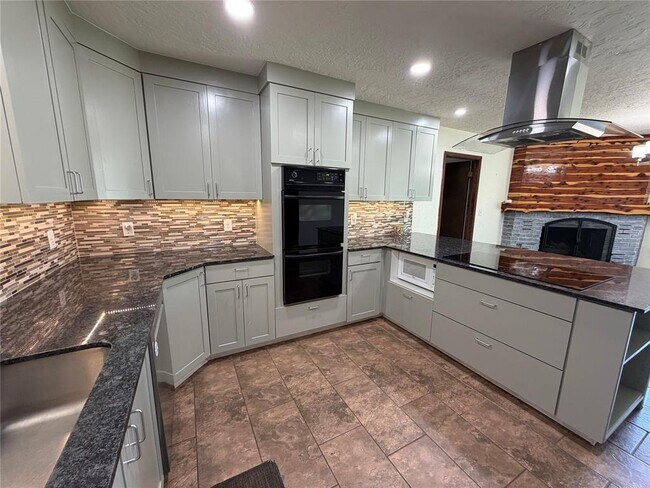 Building Photo - 2517 Chateau Dr