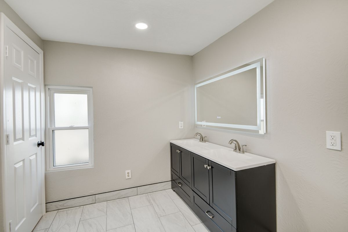 Building Photo - 418 S Kansas St