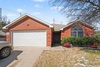 Building Photo - Updated 3-2-2 in Dallas! New Carpet and Paint! Big Yard!
