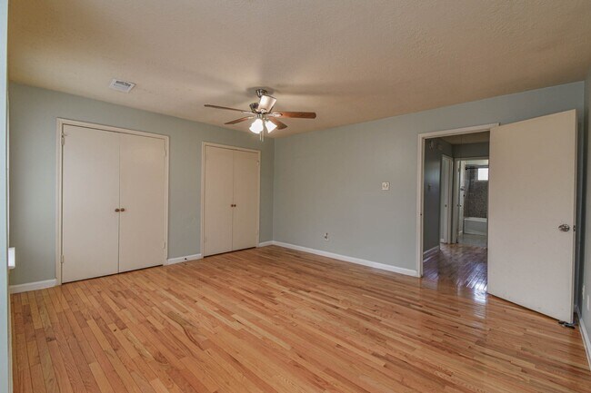 Building Photo - 16818 Parliament St