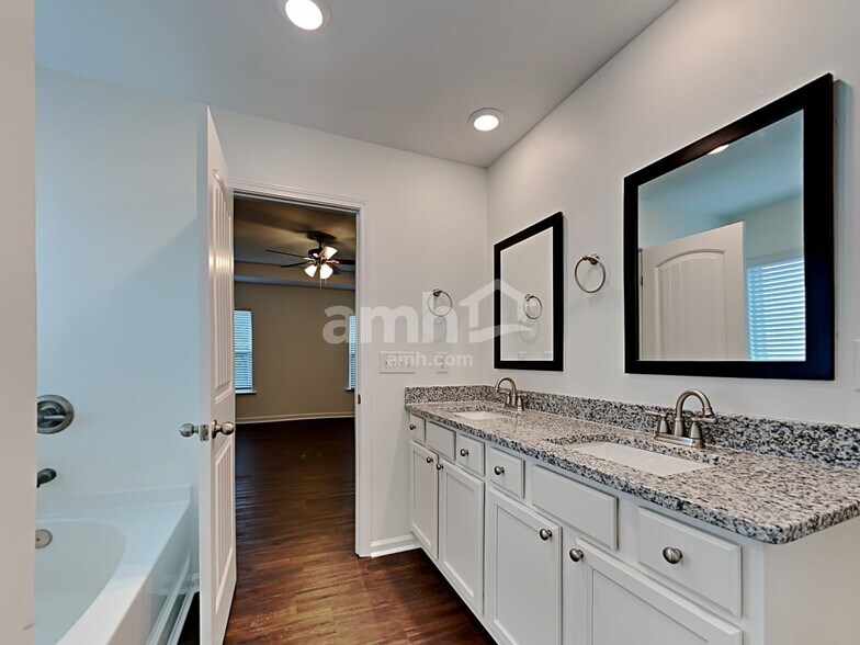 Building Photo - 515 S Fortune Way