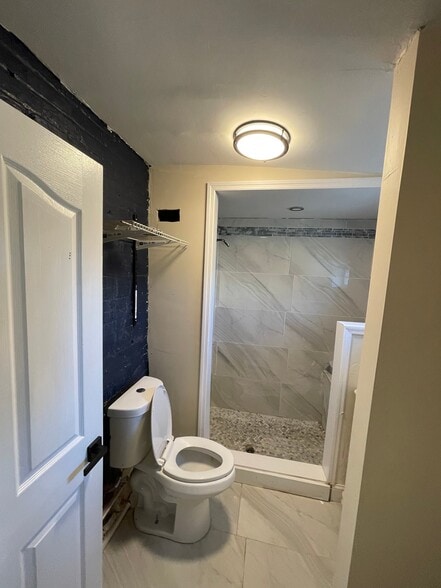 Building Photo - 210 W 5th St