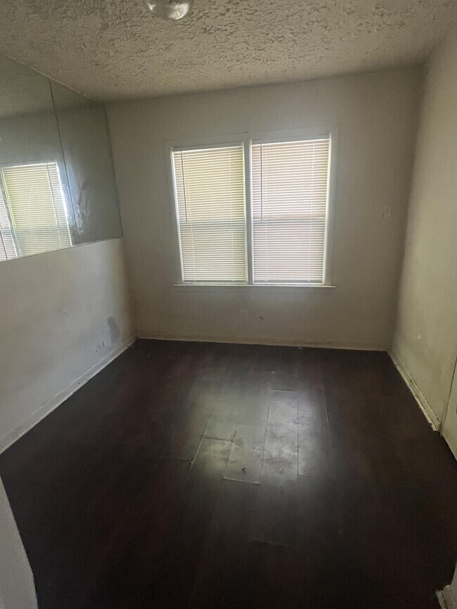 Building Photo - 2231 Delavan Dr
