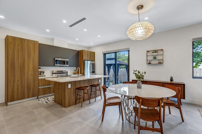 Building Photo - 704 SW 7th St