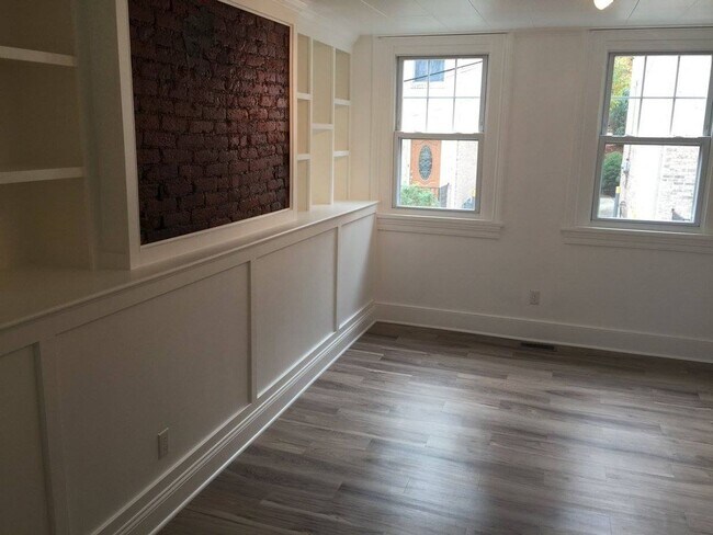 Building Photo - Modern Rental - South Side Flats