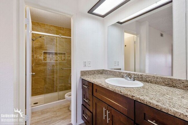 Building Photo - Beautiful 2Bda 2Ba Condo with Fireplace in Scottsdale!