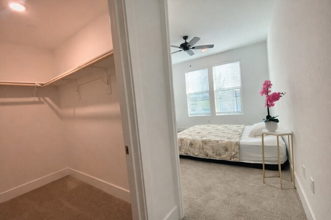 Building Photo - Modern Clovis Town Home, 2BR/2BA, CUSD w/ Solar