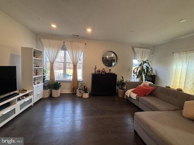 Building Photo - 983 Skylar Ct.