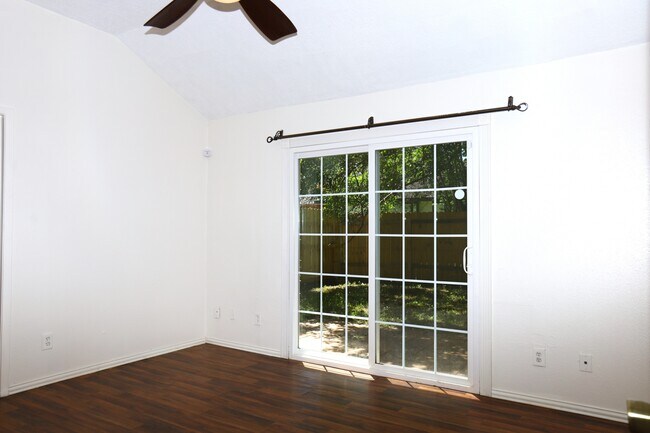 Building Photo - 135 Cotton Dr