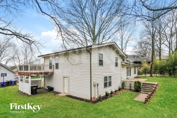 Building Photo - 7 St Valery Ct