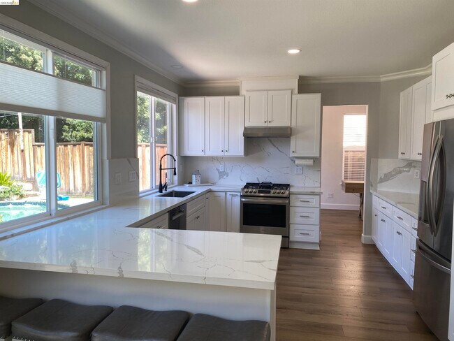 Building Photo - 1417 Solana Dr