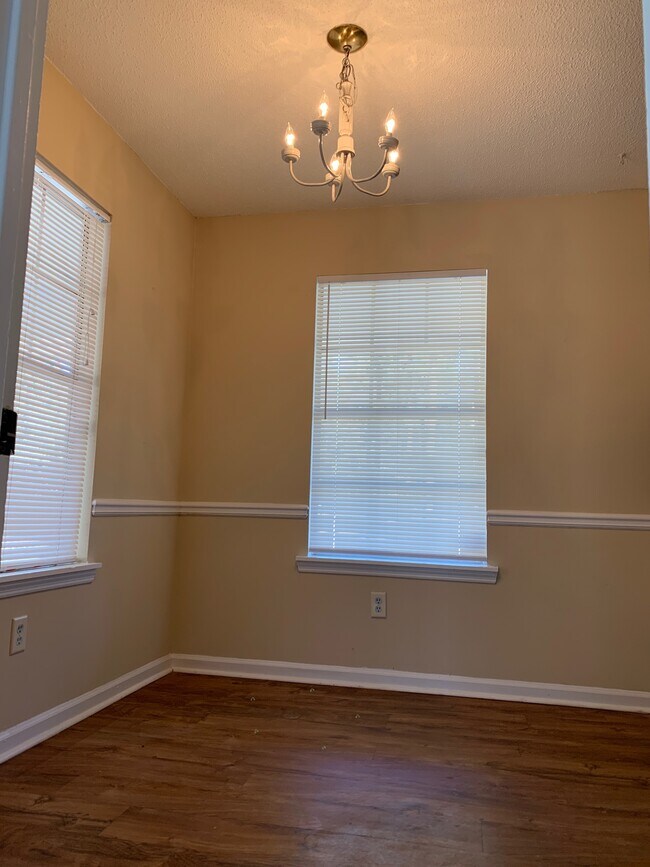 Building Photo - 814 Robin Hood Trail