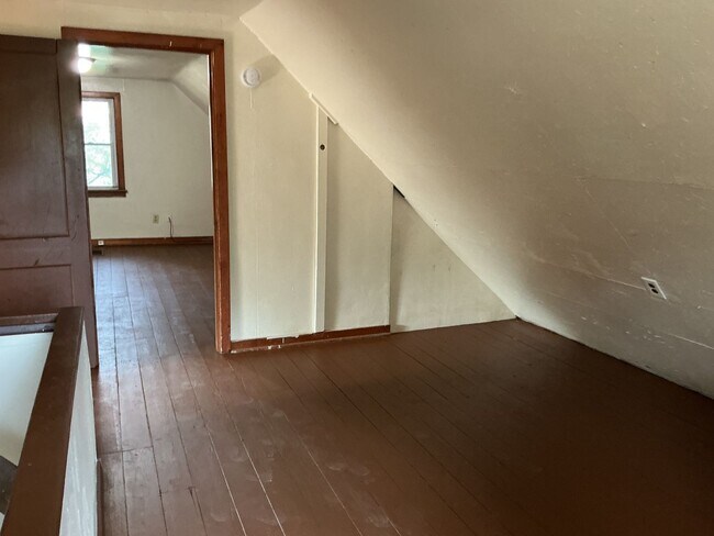 Building Photo - 4 Bedroom Single Family Home