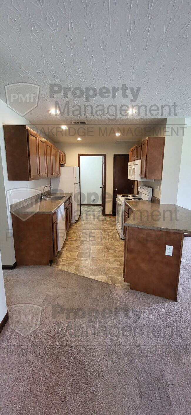 Building Photo - Single Level 2 Bed Half-Duplex with Attached Garage