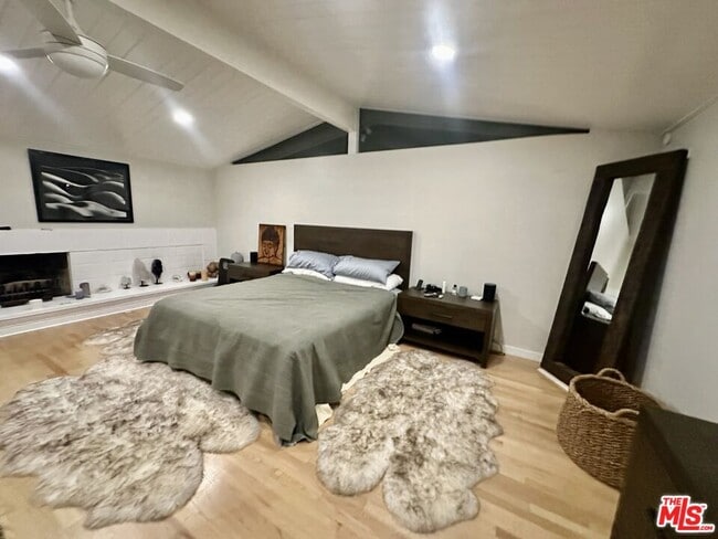 Building Photo - 22428 Victory Blvd