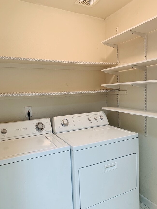 Building Photo - 1 Bed/1 Bath Condo - Great Location!