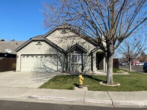 Building Photo - Cute 3 Bedroom Home
