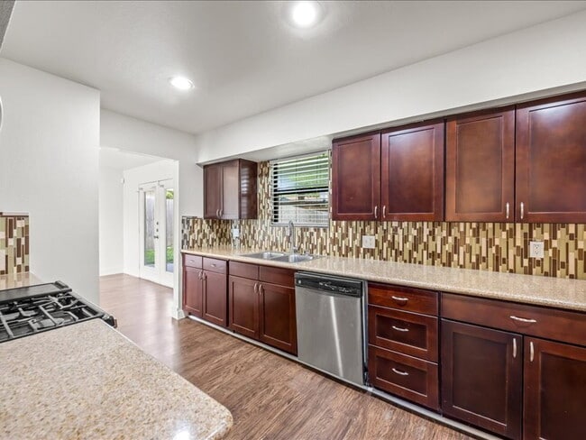 Building Photo - Spacious 3-Bedroom Home Near Medical Cente...