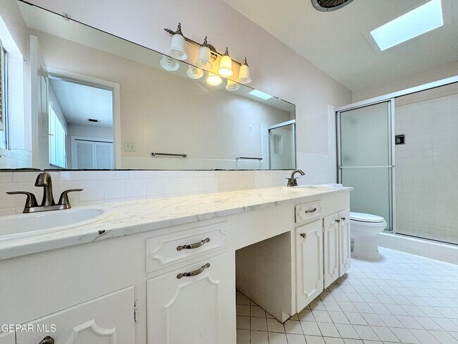 Building Photo - 5801 Beaumont Pl