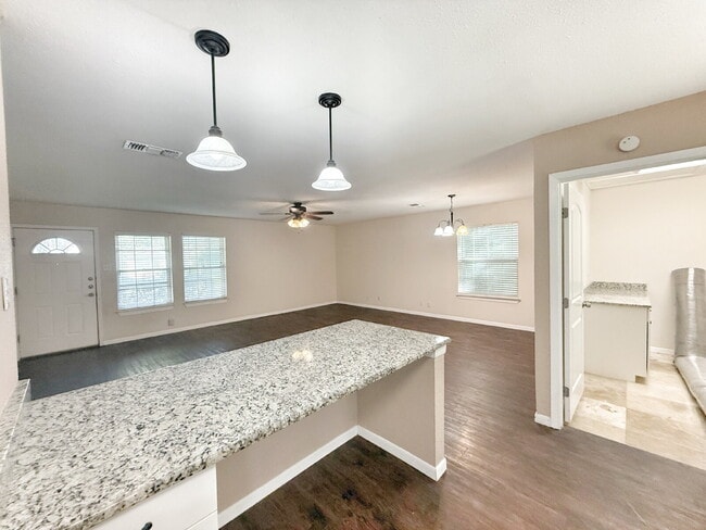 Building Photo - Charming 3-Bedroom Home with Spacious Layo...