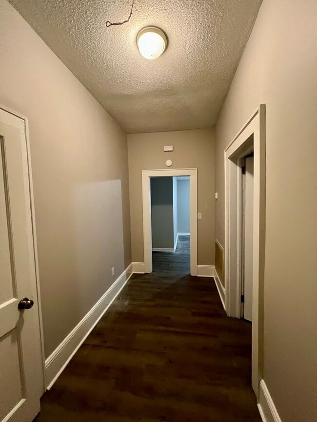 Building Photo - Three bedroom, 1 bath house in Burlington