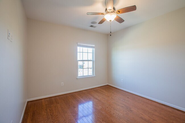 Building Photo - Stunning 3 BR/2.5 BA Townhome in Greenbelt!