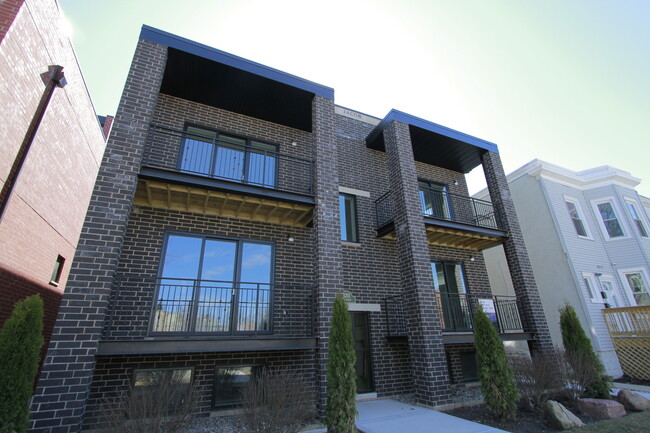 Primary Photo - 4211 W Roscoe St