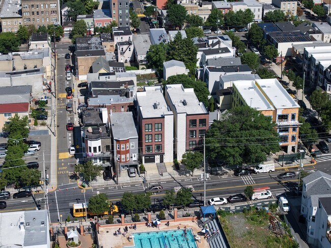 Building Photo - 905 Palisade Ave