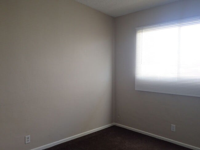 Building Photo - 229 Kashmir Ln