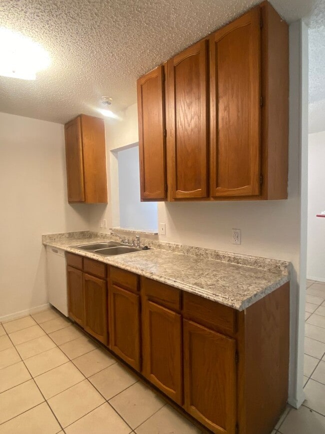 Building Photo - 2 BEDROOM DUPLEX, LAWN CARE AND WATER INCLUDED