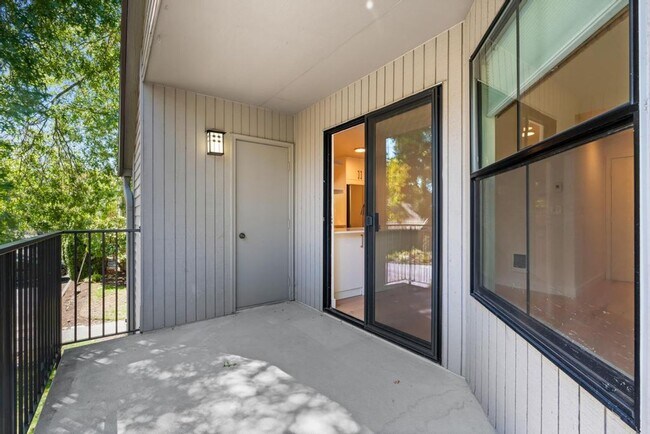 Building Photo - Stylish Lake Oswego 1 Bedroom Condo with Loft — Walk to Shops & Parks