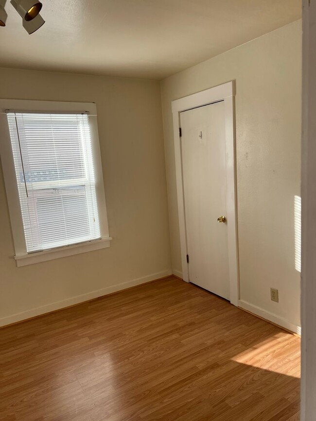 Building Photo - COMING-SOON - $1695.00 - Fenced Yard - Lam...