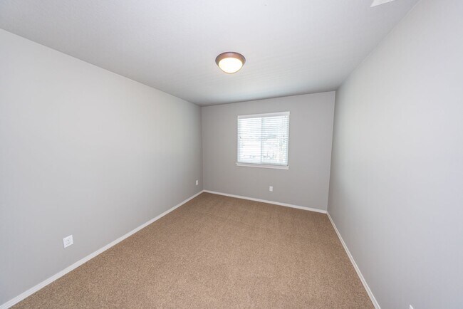 Building Photo - Three bedr townhouse in Orchards - Central AC
