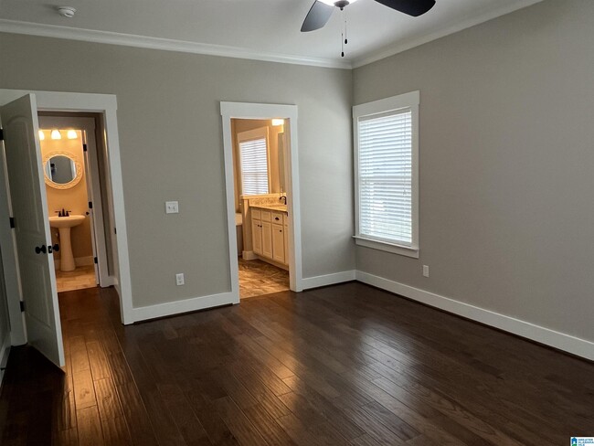 Building Photo - 5849 Longview Ln