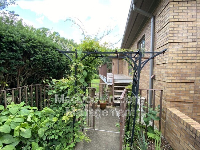 Building Photo - 11225 N Club Dr