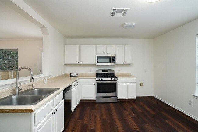 Building Photo - 140 Opal Lake Dr