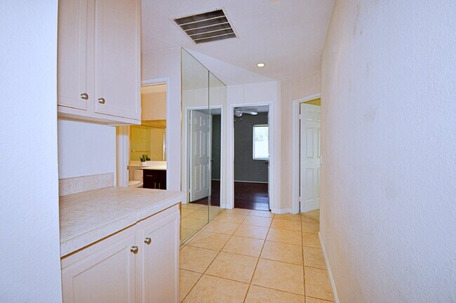 Building Photo - 3-Bedroom Home, Large backyard  & Pets Welcome