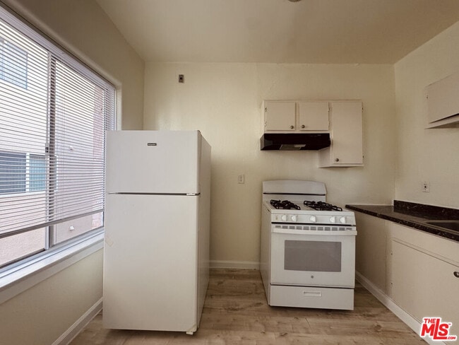 Building Photo - 920 S Hobart Blvd