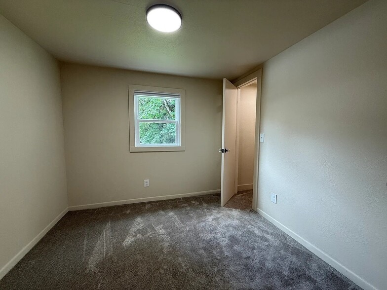 Building Photo - 7870 SW West Slope Dr