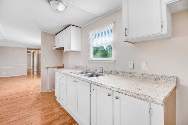 Building Photo - Newly Renovated! 3 Bedroom | 2 Bathroom Mo...