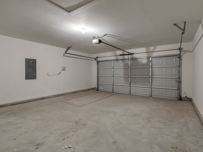 Building Photo - Brand New Home In Noble!